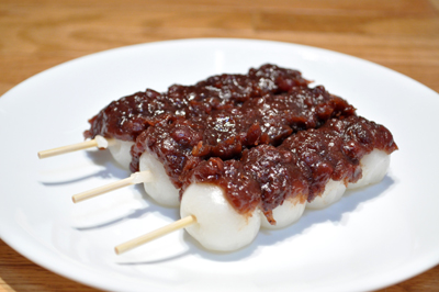 Des brochettes de dango 団子 recouvertes de pâte an 餡 à base d’haricots rouges © Wikipedia Japan