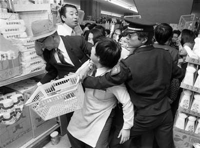 Bousculade dans un supermarché d’Aoyama à Tokyo pour du papier toilette © 47news.jp