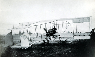 Tokugawa Yoshitoshi 徳川好敏 &agrave; bord de son biplan Farman III dans le parc de Yoyogi, le 14 d&eacute;cembre 1910 &copy; Nouvel a&eacute;roport de Chitose, Shin Chitose k&ucirc;k&ocirc; 新千歳空港.