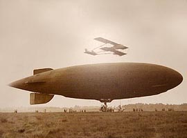 Le dirigeable yubi-g&ocirc; 雄飛号 lors de son vol exp&eacute;rimental &copy; Mus&eacute;e de l&rsquo;aviation de Tokorozawa, Tokorozawa k&ocirc;k&ucirc; hassh&ocirc; kinen-kan 所沢航空発祥記念館