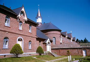 Le bâtiment principal de l’abbaye des trappistines (torapisuchinu shûdôin トラピスチヌ修道院) © Hakodate Town Navi 「函館タウンなび」 ACCESS Inc.