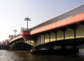 Le pont Ryôgoku de nos jours © Ville de Tokyo 東京都都市