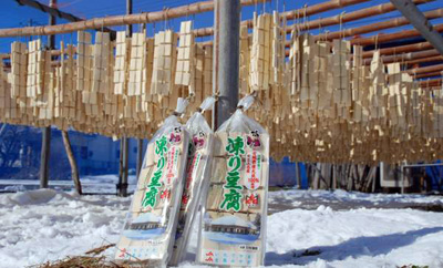 La préparation du tofu glacé, kôri-tôfu 凍り豆腐, de la ville d’Ôsaki 大崎市 © Gouvernement préfectural de Miyagi, Miyagi-kenchô 宮城県庁