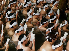 Cérémonie de purification daikan-misogi 大寒禊 dans le temple shintô de Kashima, Kashima-jingû 鹿島神宮 dans la ville de Kashima 鹿嶋市, préfecture d’Ibaraki 茨城県 © Wadaphoto.jp