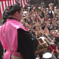 Lancer de haricots, mamimake 豆まき, au temple Narita-san Shinshô-ji 成田山新勝寺 de la ville de Narita 成田市, près de Tokyo © NHK