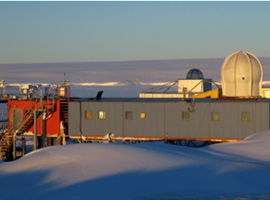 La station m&eacute;t&eacute;o, kish&ocirc;-t&ocirc; 気象棟, de la base Sh&ocirc;wa, Sh&ocirc;wa kichi 昭和基地 &copy; Japan Meteorological Agency 気象庁