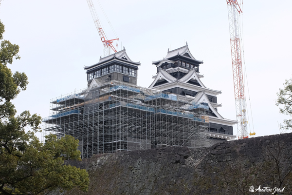 Les tours principales du château de Kumamoto en pleine rénovation